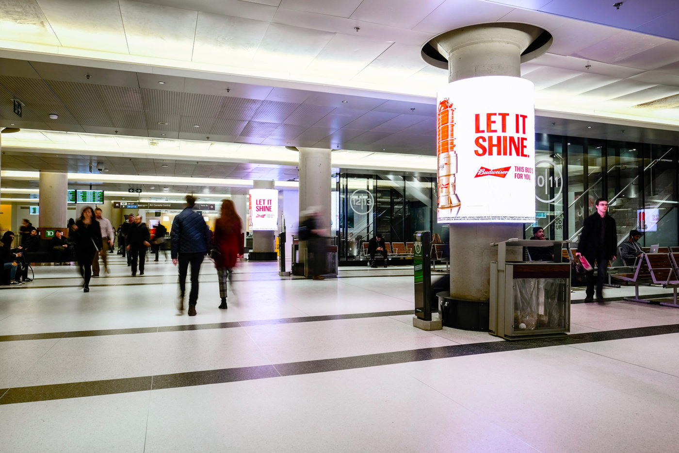 Budweiser - Let It Shine - R&eacute;seau de colonnes num&eacute;riques, gare Union (Toronto, Ontario)