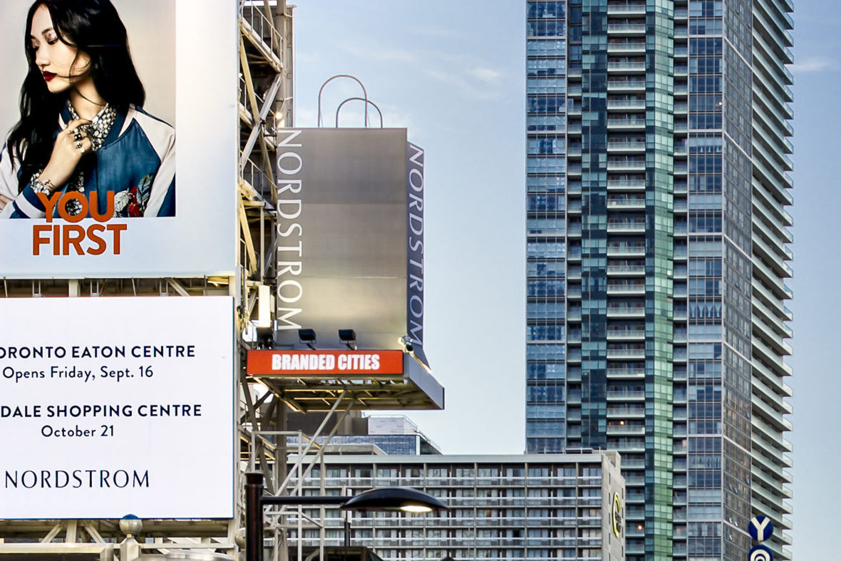 Nordstrom - You First - Square Yonge-Dundas – plateforme média 3D d’AOB Tour Sud (Toronto, Ontario)